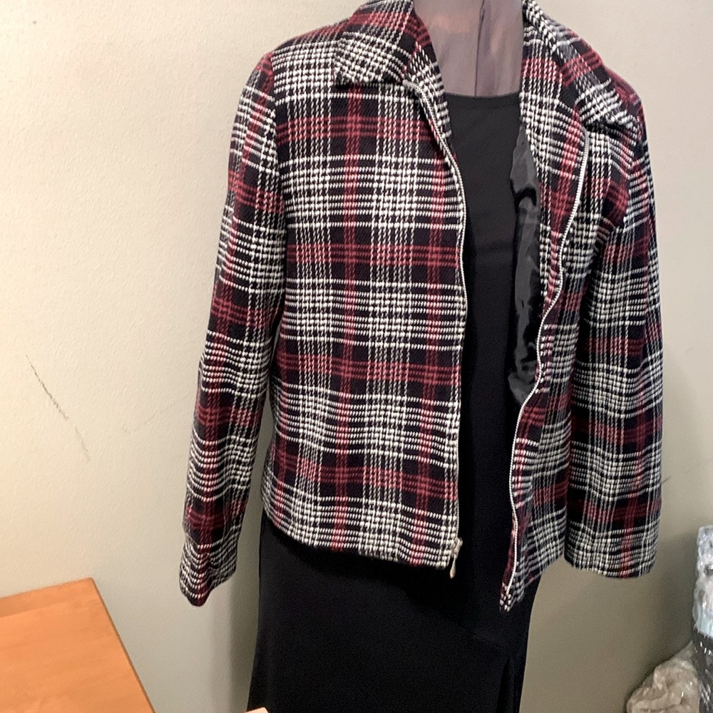 Women’s zippered woven jacket.